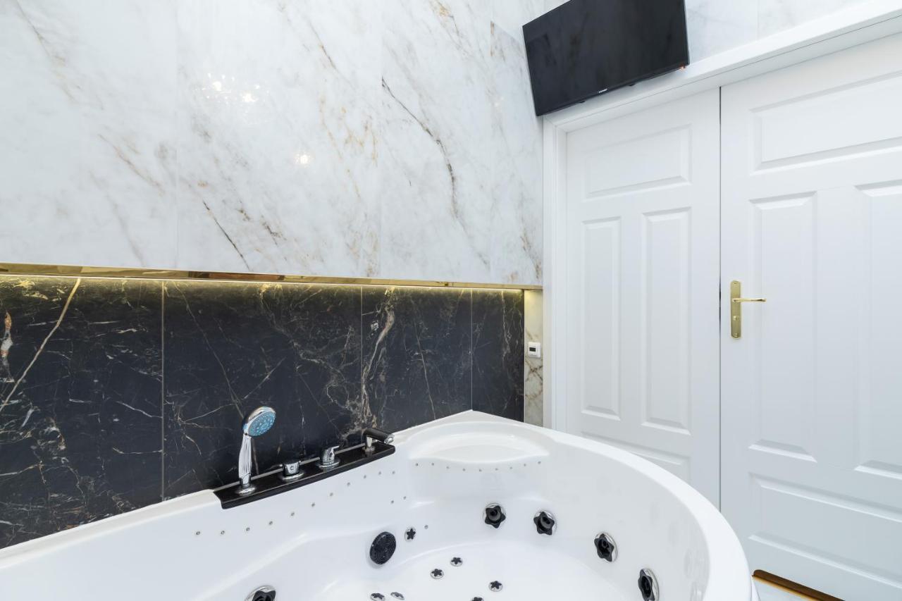 Kazimierz Studio With Jacuzzi By Renters Prestige คราคูฟ ภายนอก รูปภาพ