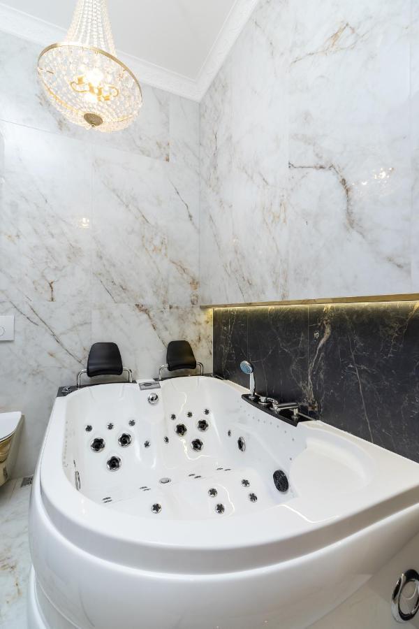 Kazimierz Studio With Jacuzzi By Renters Prestige คราคูฟ ภายนอก รูปภาพ